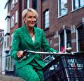 Ella Onrust op de fiets door Groningen